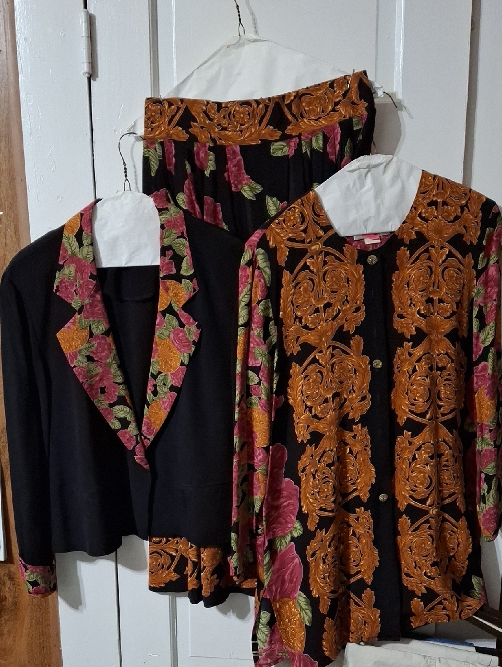 Black Floral Three-Piece Set with Gold Baroque Print (Mis186)